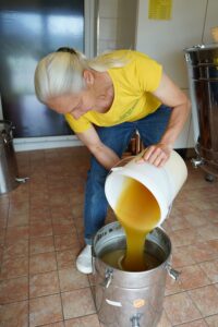 Honig im Abfüllkübel
